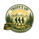 Logotipo de Trote's Up, grupo de senderismo para mujeres, con tres senderistas caminando en un paisaje de montaña rodeado de bosques y naturaleza.